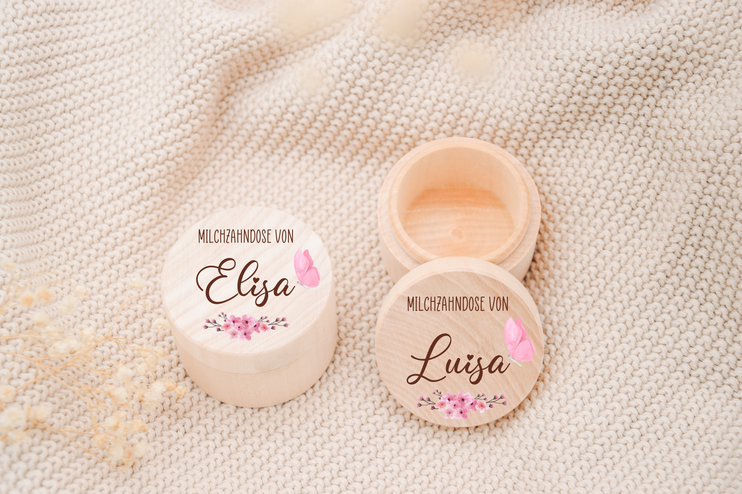 Milchzahndose personalisiert - mit Blumen und Schmetterling in Rosa