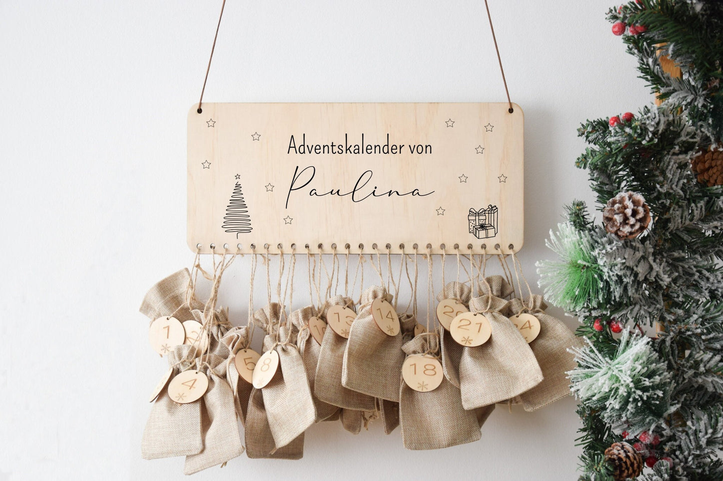 Calendrier de l'Avent avec des étoiles de sapin de Noël