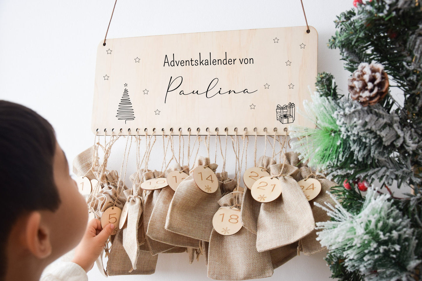 Calendrier de l'Avent avec des étoiles de sapin de Noël