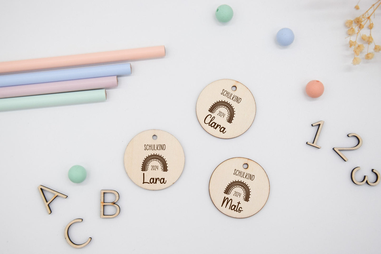 Pendentif cône d'école en bois - avec écolier arc-en-ciel 2024