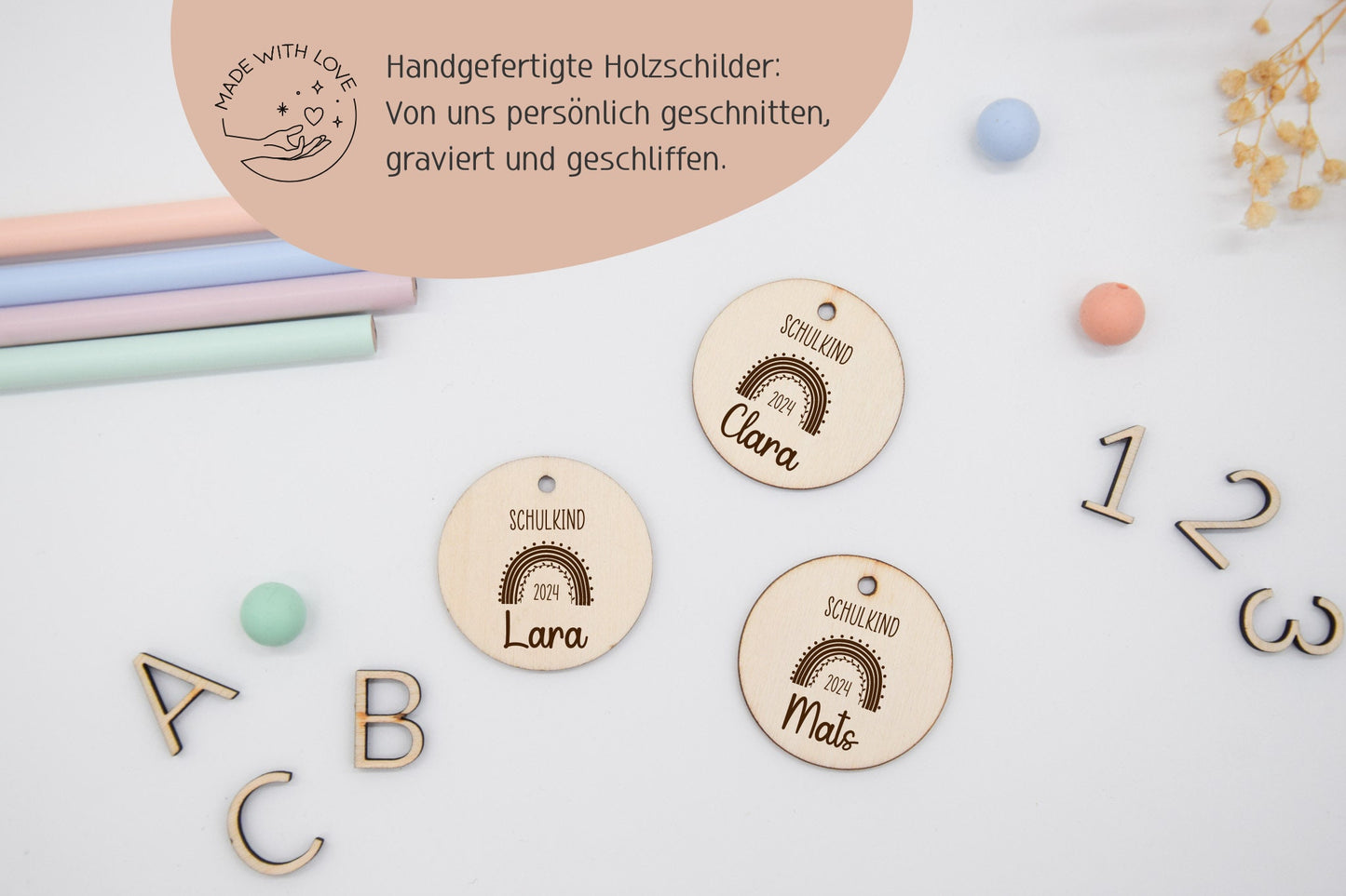 Pendentif cône d'école en bois - avec écolier arc-en-ciel 2024