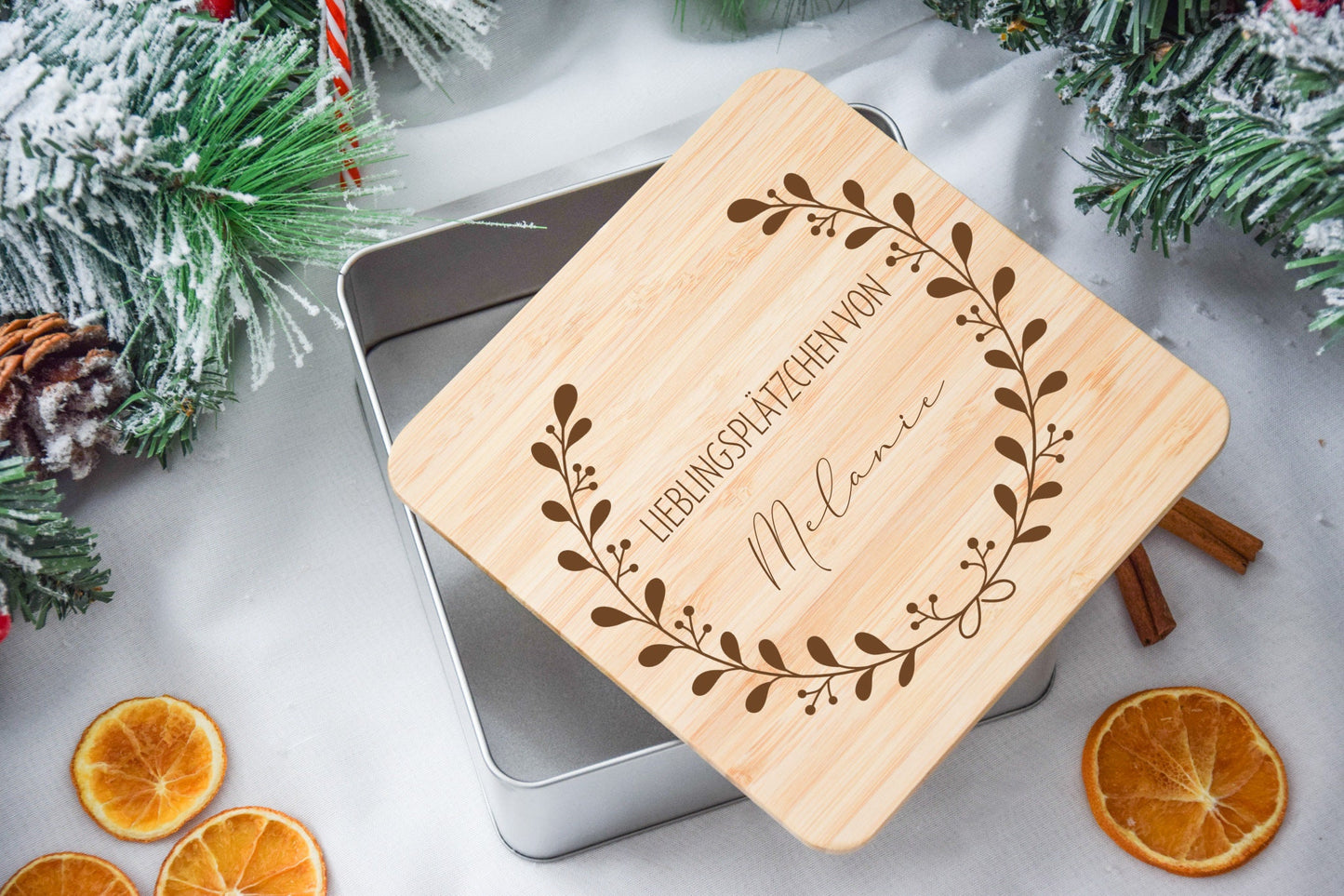 Koekjespotten voor kerstkoekjes met een bloemenkrans
