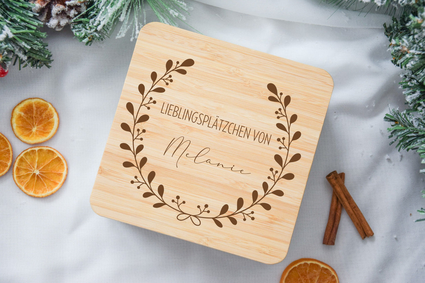 Koekjespotten voor kerstkoekjes met een bloemenkrans