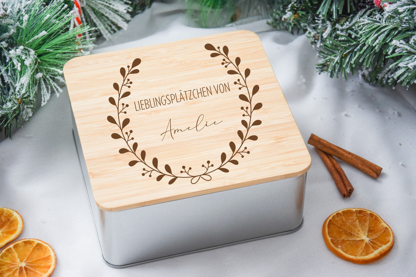 Koekjespotten voor kerstkoekjes met een bloemenkrans