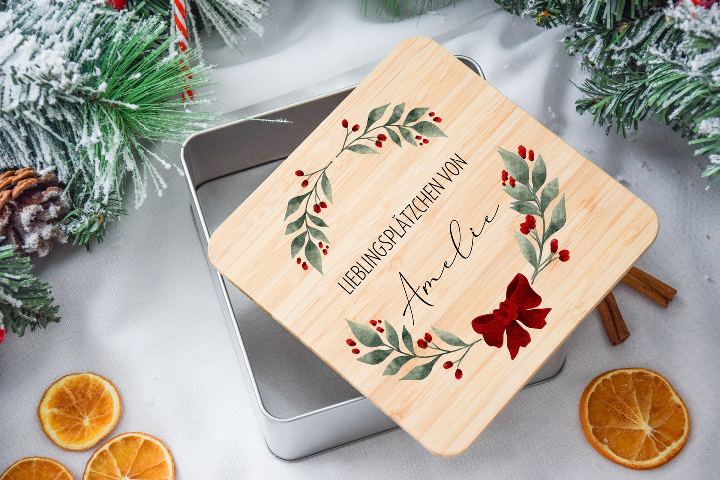 Koekjesblikken voor kerstkoekjes met feestelijke decoraties
