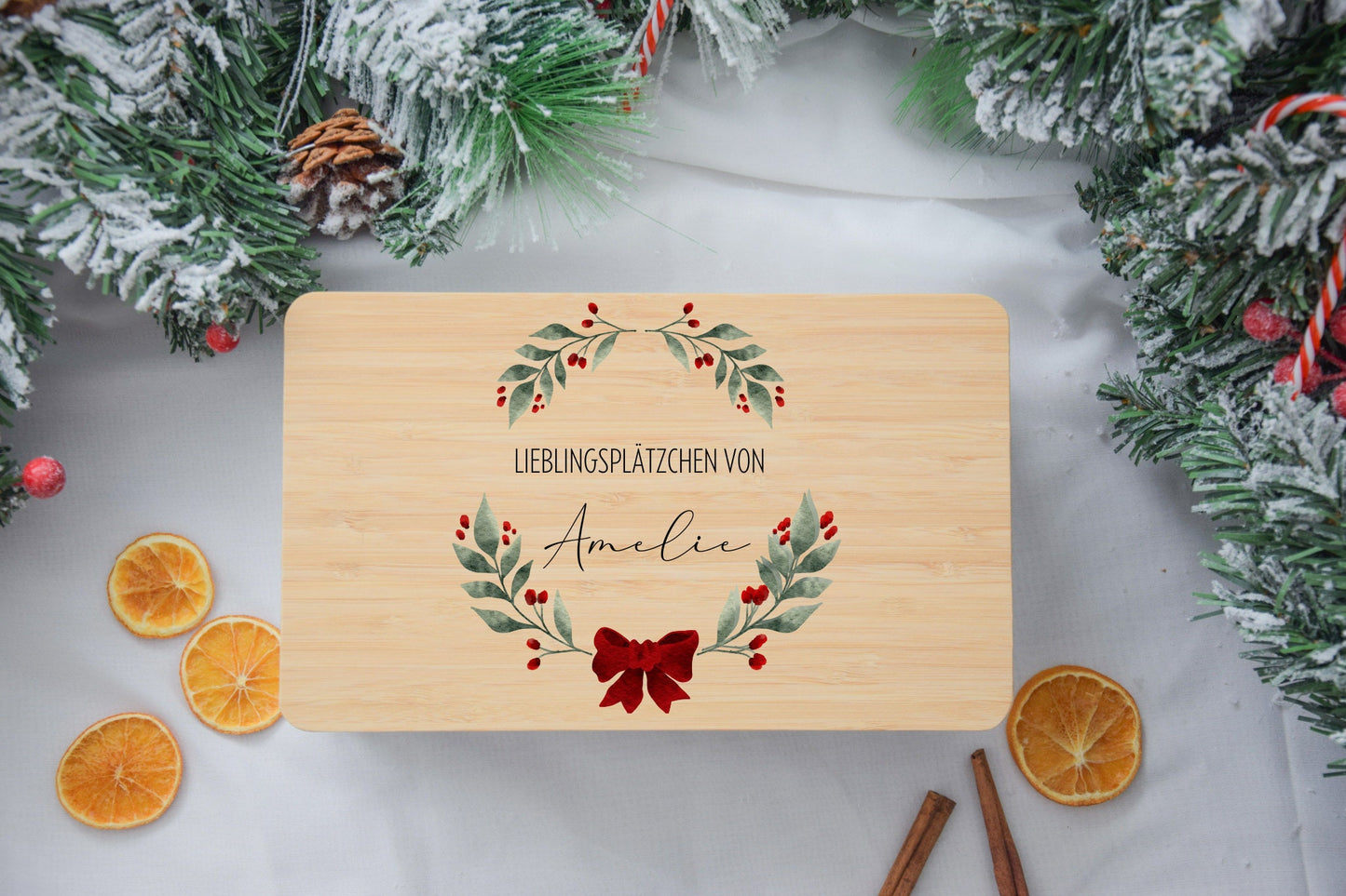 Koekjesblikken voor kerstkoekjes met feestelijke decoraties