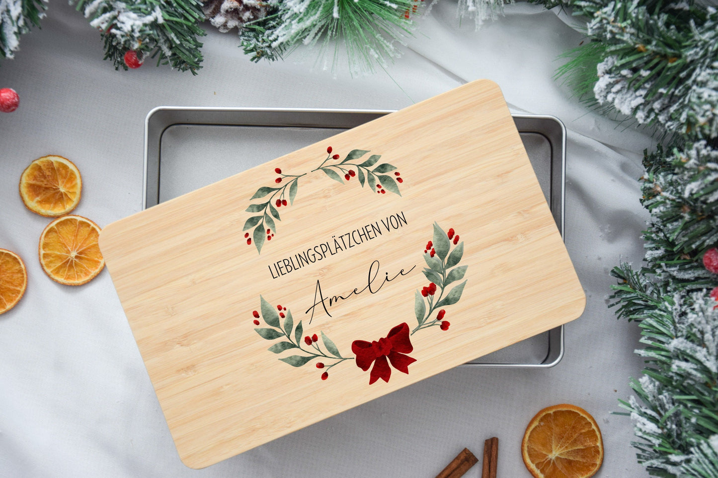 Koekjesblikken voor kerstkoekjes met feestelijke decoraties