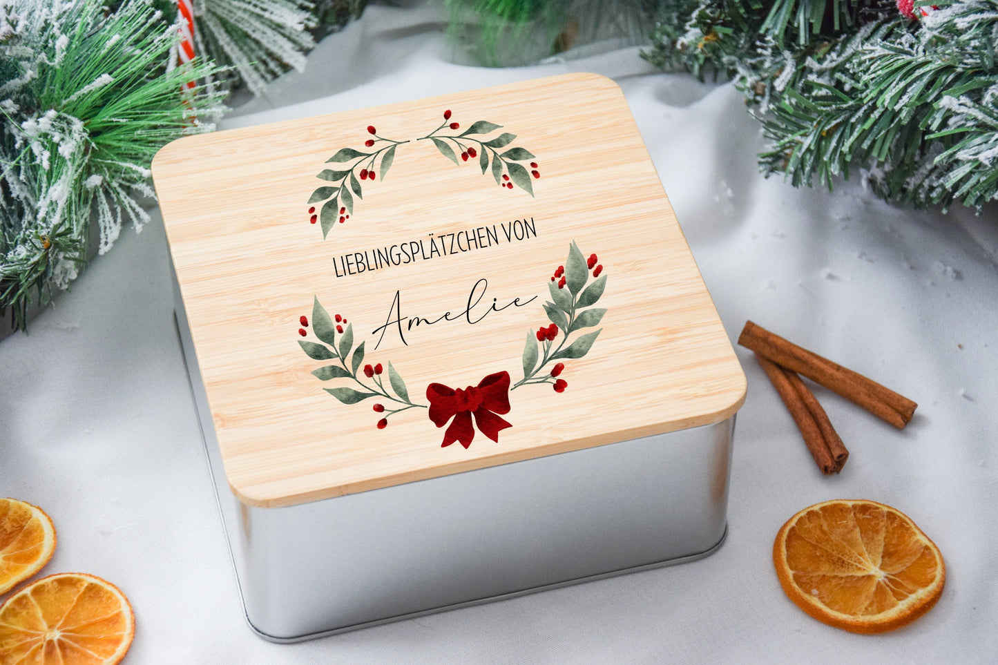 Koekjesblikken voor kerstkoekjes met feestelijke decoraties