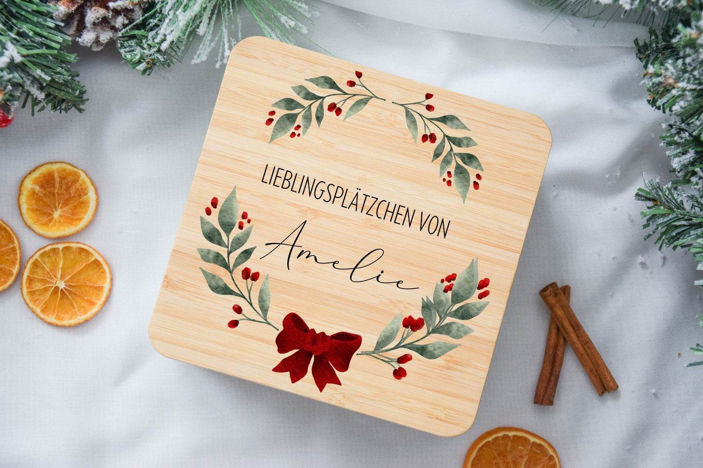 Koekjesblikken voor kerstkoekjes met feestelijke decoraties