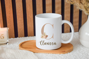 Tasse personalisiert mit Anfangsbuchstaben und Namen in Beigetönen und Blumen