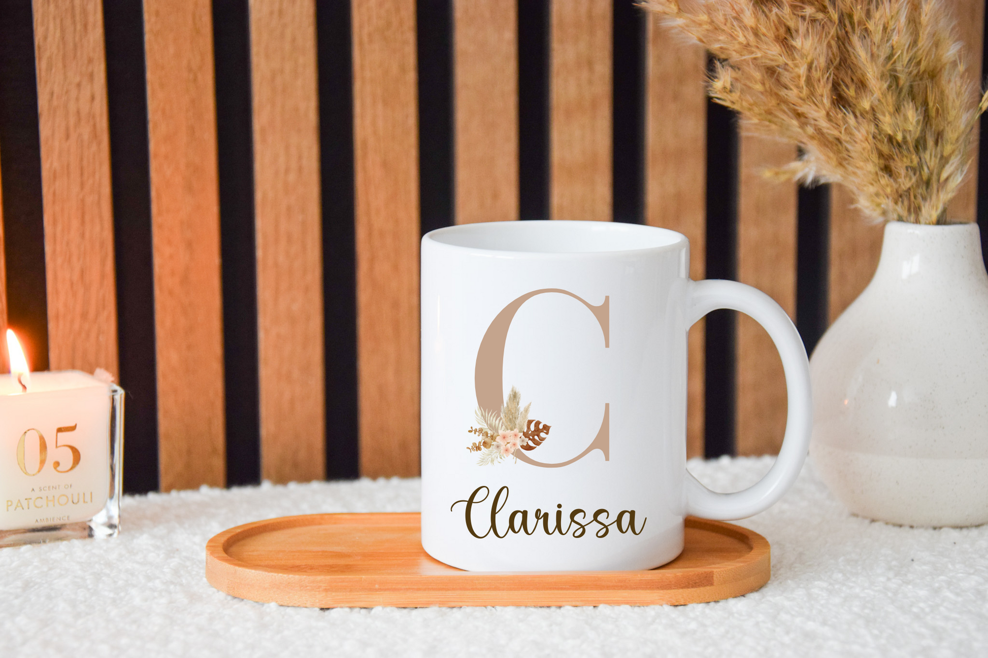 Tasse personalisiert mit Anfangsbuchstaben und Namen in Beigetönen und Blumen