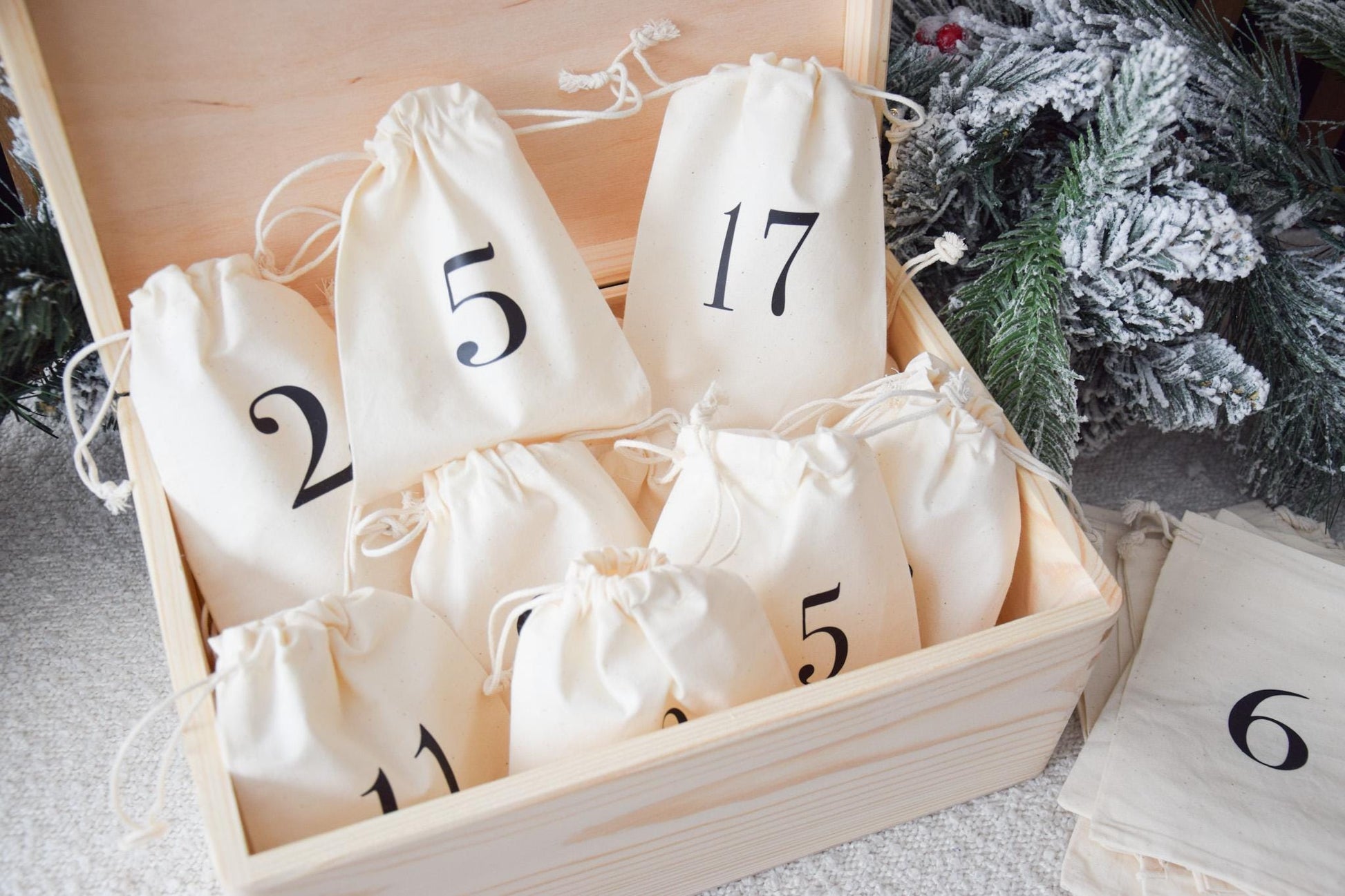 Adventskalender  - Weihnachtsmann und Reh