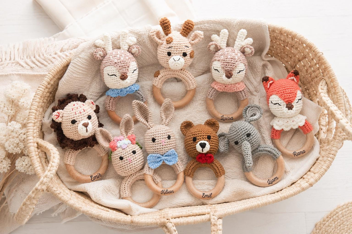 Babyrassel personalisiert mit Namen | Greifling Baby aus Holz & Baumwolle | Geschenk zur Geburt | Taufgeschenk | Babyspielzeug