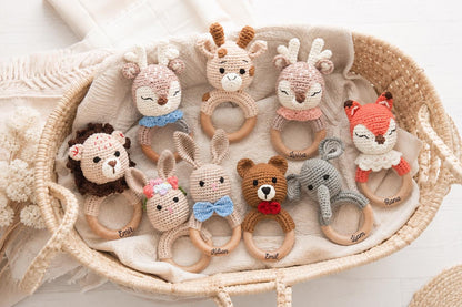 Babyrassel personalisiert mit Namen | Greifling Baby aus Holz & Baumwolle | Geschenk zur Geburt | Taufgeschenk | Babyspielzeug