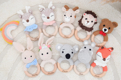 Babyrassel personalisiert mit Namen | Greifling Baby aus Holz & Baumwolle | Geschenk zur Geburt | Taufgeschenk | Babyspielzeug