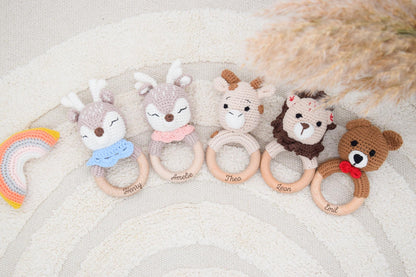 Babyrassel personalisiert mit Namen | Greifling Baby aus Holz & Baumwolle | Geschenk zur Geburt | Taufgeschenk | Babyspielzeug