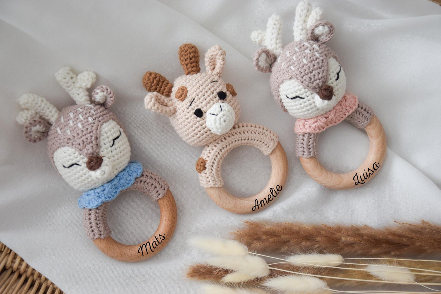 Babyrassel personalisiert mit Namen | Greifling Baby aus Holz & Baumwolle | Geschenk zur Geburt | Taufgeschenk | Babyspielzeug
