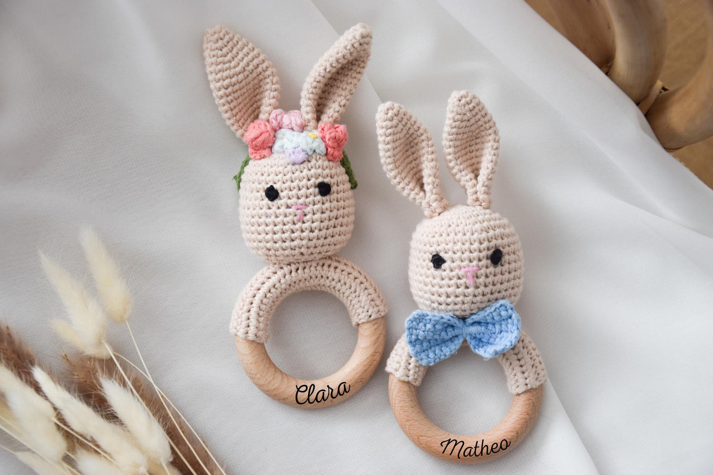 Babyrassel personalisiert mit Namen | Greifling Baby aus Holz & Baumwolle | Geschenk zur Geburt | Taufgeschenk | Babyspielzeug