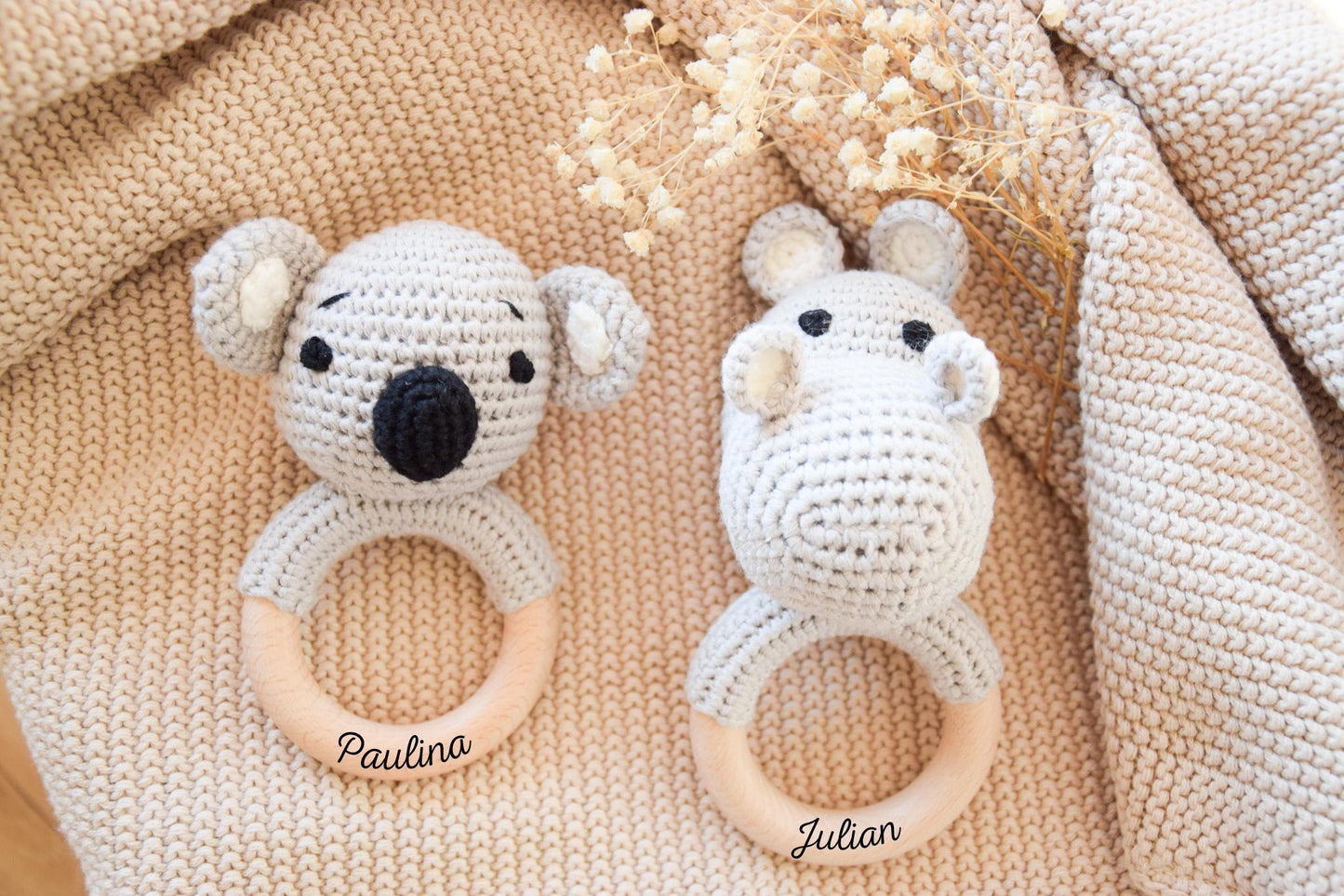 Babyrassel personalisiert mit Namen | Greifling Baby aus Holz & Baumwolle | Geschenk zur Geburt | Taufgeschenk | Babyspielzeug