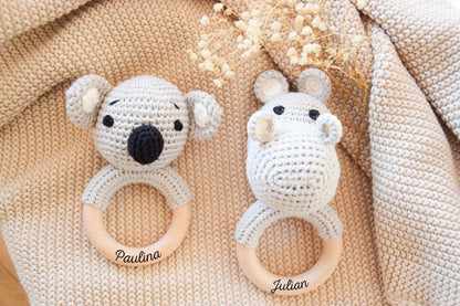 Babyrassel personalisiert mit Namen | Greifling Baby aus Holz & Baumwolle | Geschenk zur Geburt | Taufgeschenk | Babyspielzeug